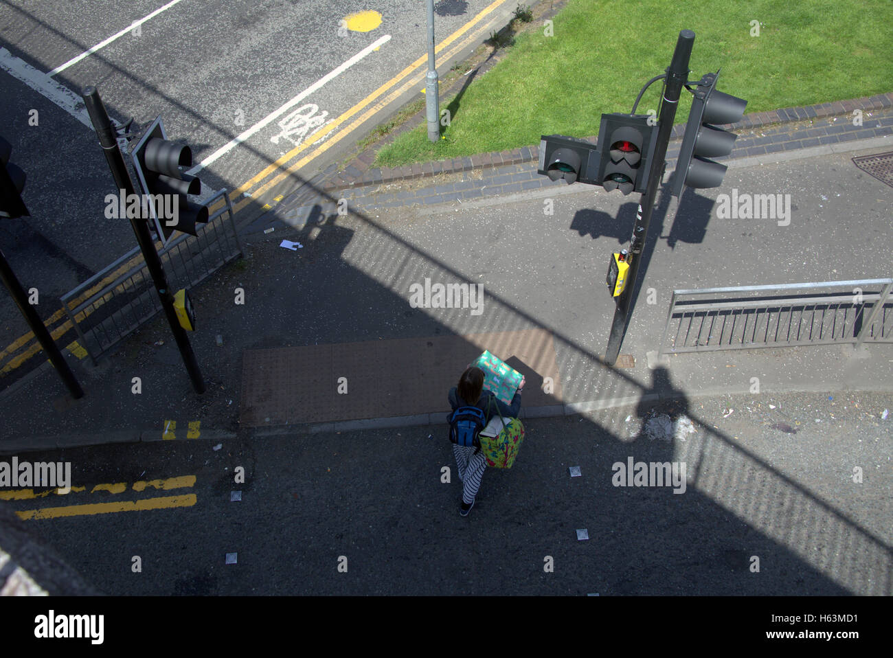 Person, die Geschenke Pflaster in der Nähe von Ampeln, Glasgow, Schottland Stockfoto