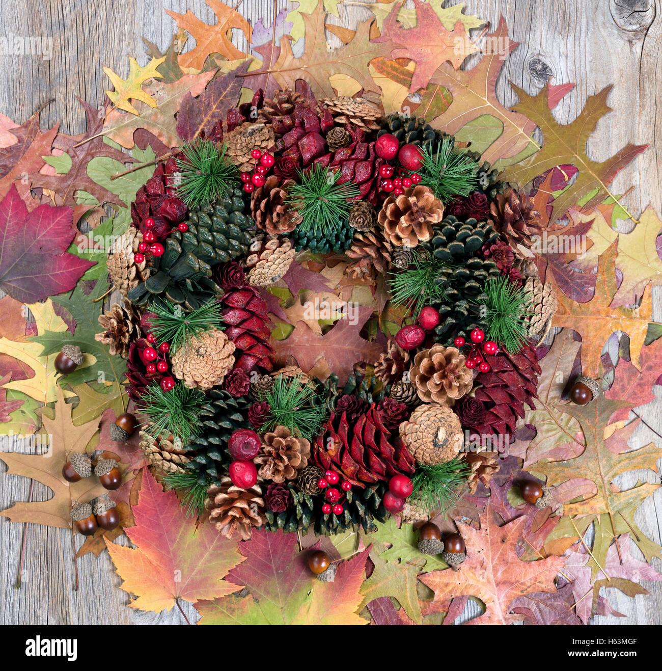 Draufsicht auf saisonale Herbst Kranz und Blätter auf rustikalen Holz Stockfoto