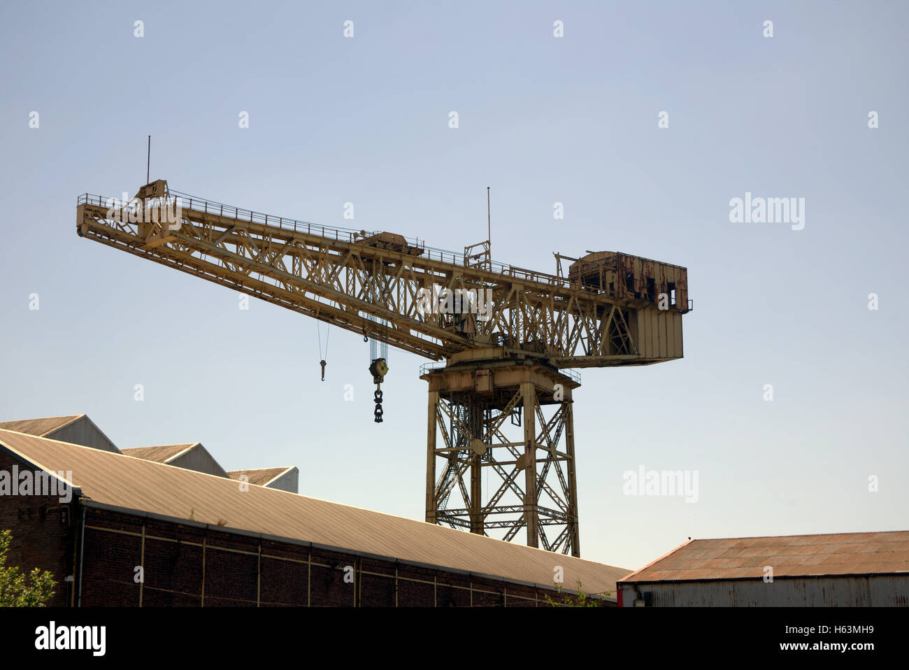 Clyde Titan, Kranarbeiten Whiteinch Crane neben einem Schrottplatz und sich neben einem denkmalgeschützten Gebäude der ehemaligen Diesel Glasgow Stockfoto