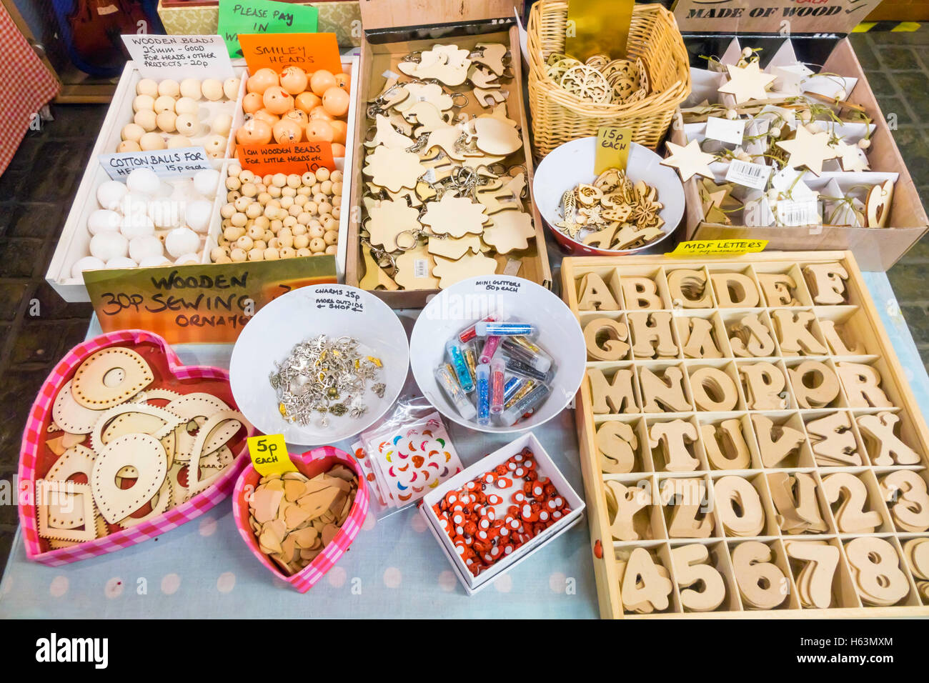 Handwerk-Schaufenster aus Buchstaben und Zahlen Ausschneiden aus MDF, Perlen und Holz Hobby Artikel Stockfoto