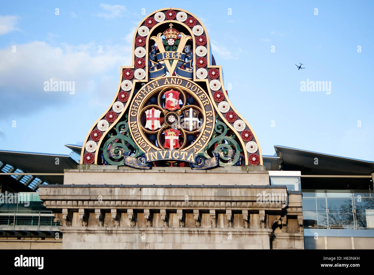 LONDON - 27. JUNI 2015. Die Insignien der London Chatham & Dover Railway steht auf die verbleibenden südlichen Widerlager der 1864 fi Stockfoto