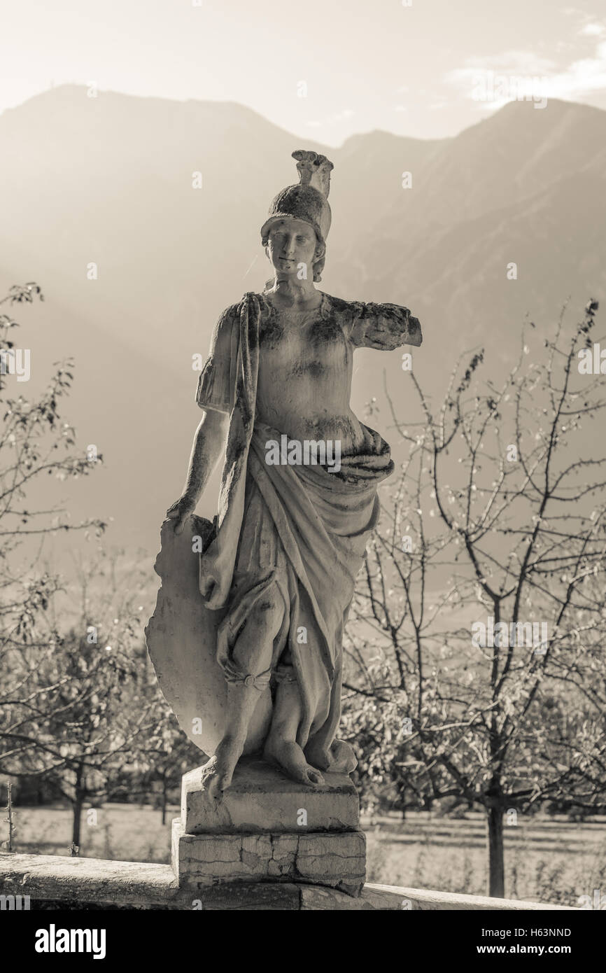 Sepia getönten Stein Krieger Statue im italienischen Garten gegen Berg Stockfoto