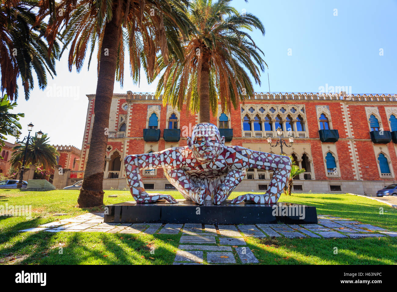 REGGIO CALABRIA, Italien - 25. Juli 2014: Abstrakte Skulptur des italienischen Bildhauers Paola Epifani Menschen rätselhaft Stockfoto