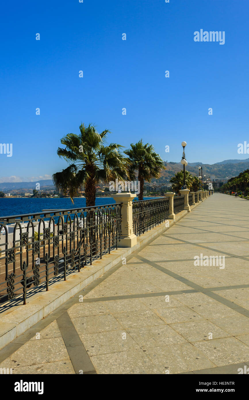 Schöne Promenade am Reggio Calabria benannt Vi Marina, Fokus auf der linken Handfläche Stockfoto