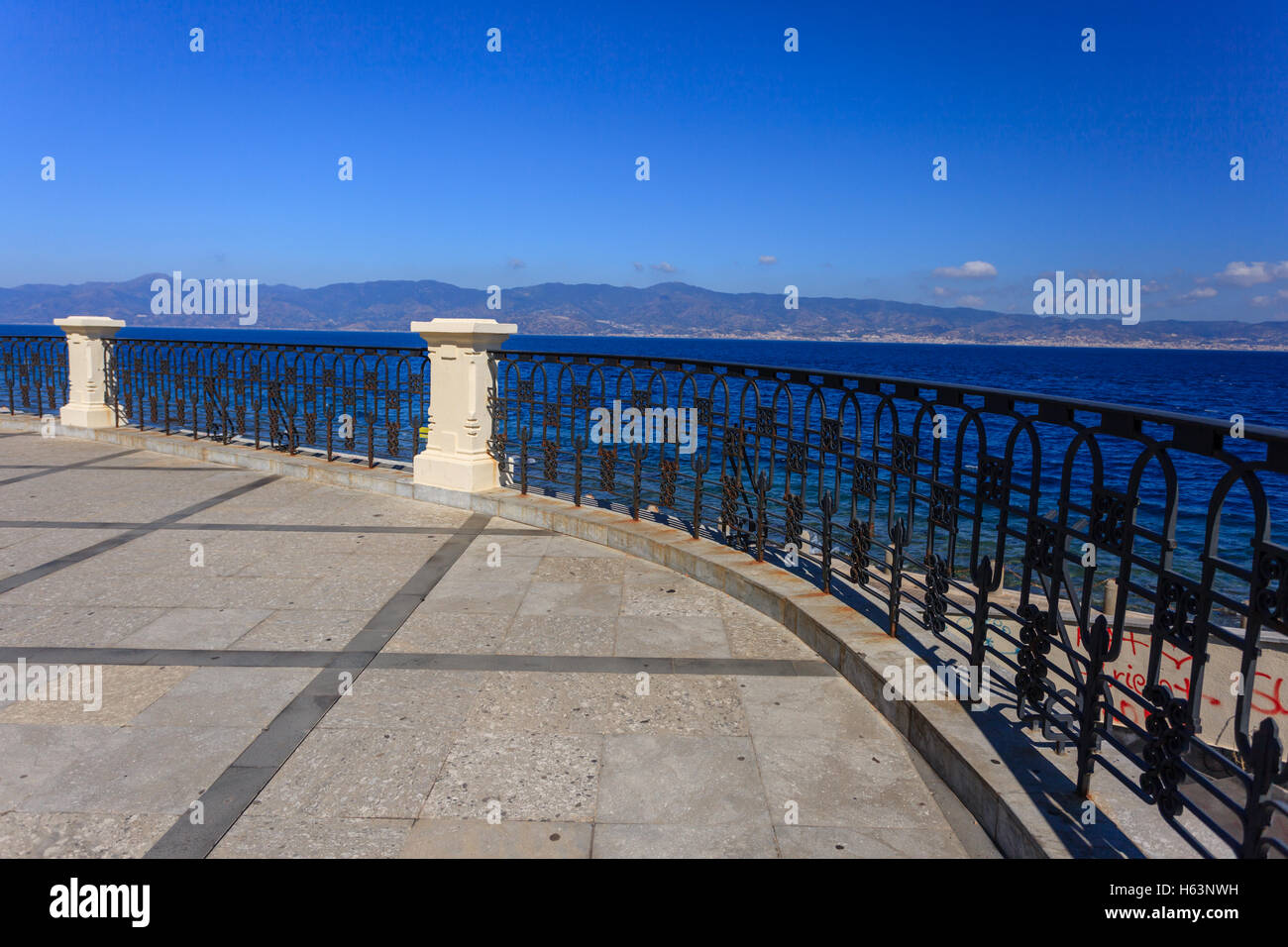 Fragment von Reggio Calabria Promenade mit Blick auf Sizilien über die Meerenge von Messina Stockfoto