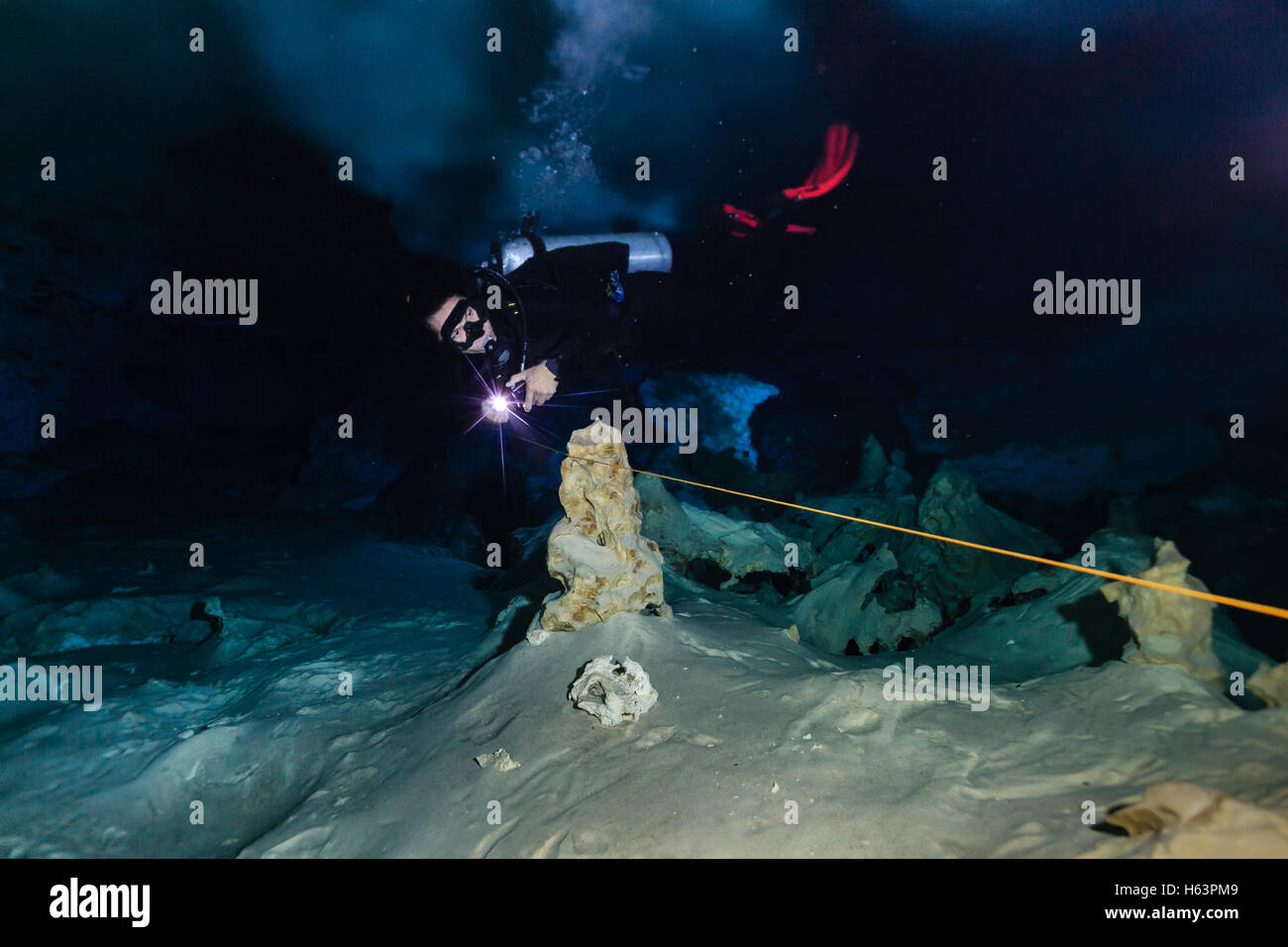 Scuba Diver in Calavera Cenote, Tulum, Yucatan, Mexiko Stockfoto