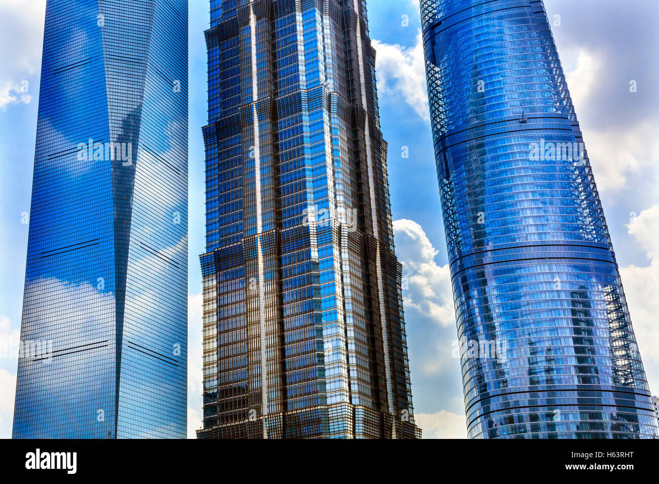Drei Hochhäuser Überlegungen stellen Muster und Designs Liujiashui Financial District Shanghai China. Shanghai Tower Stockfoto