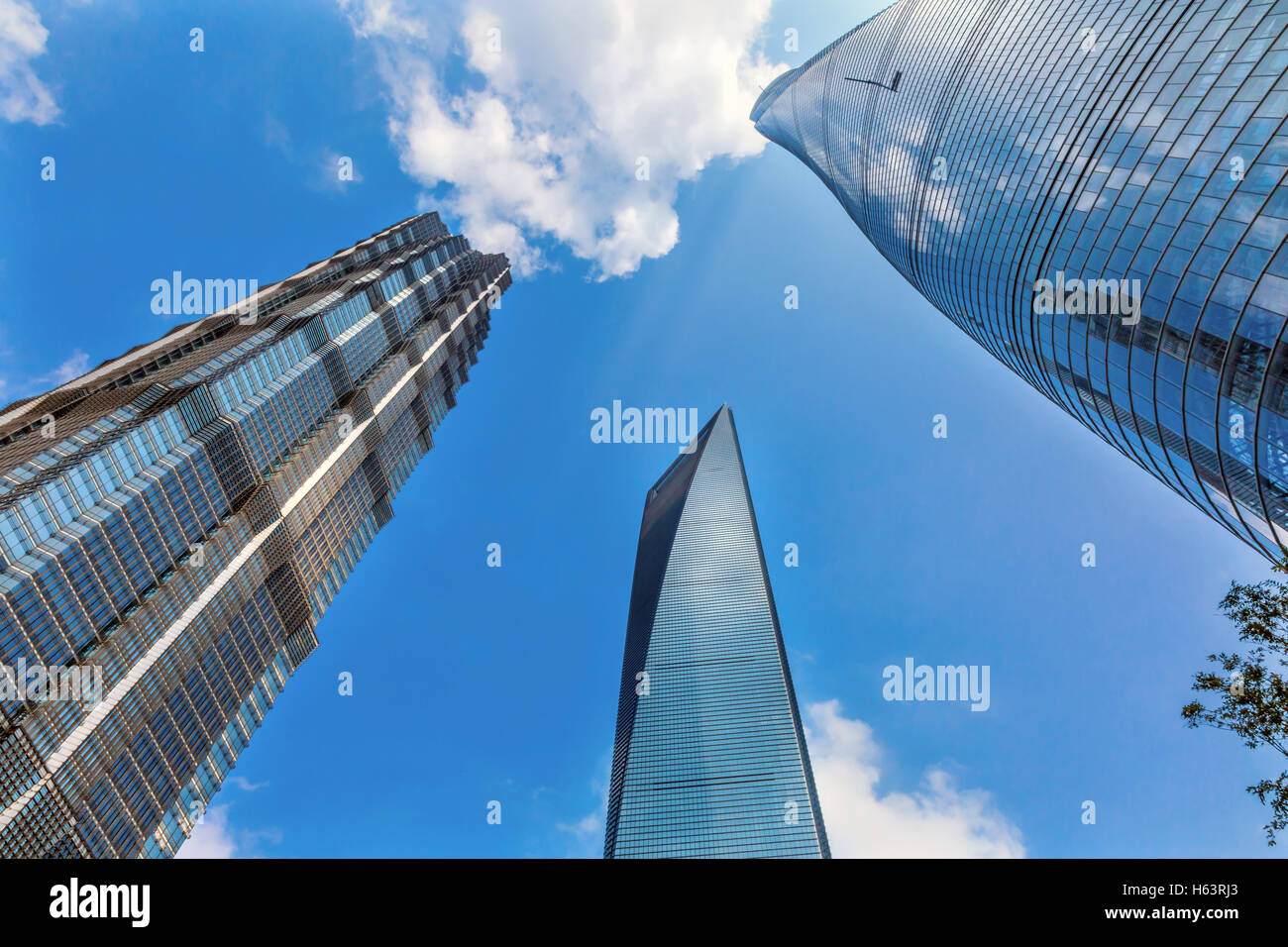 Drei Hochhäuser Überlegungen stellen Muster und Designs Liujiashui Financial District Shanghai China. Shanghai Tower Stockfoto