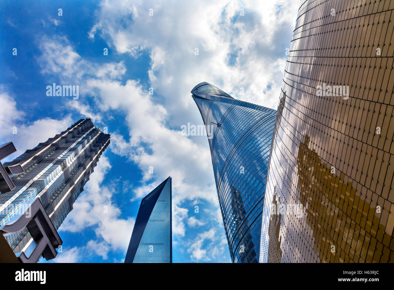 Drei Hochhäuser Überlegungen stellen Muster und Designs Liujiashui Financial District Shanghai China. Shanghai Tower Stockfoto