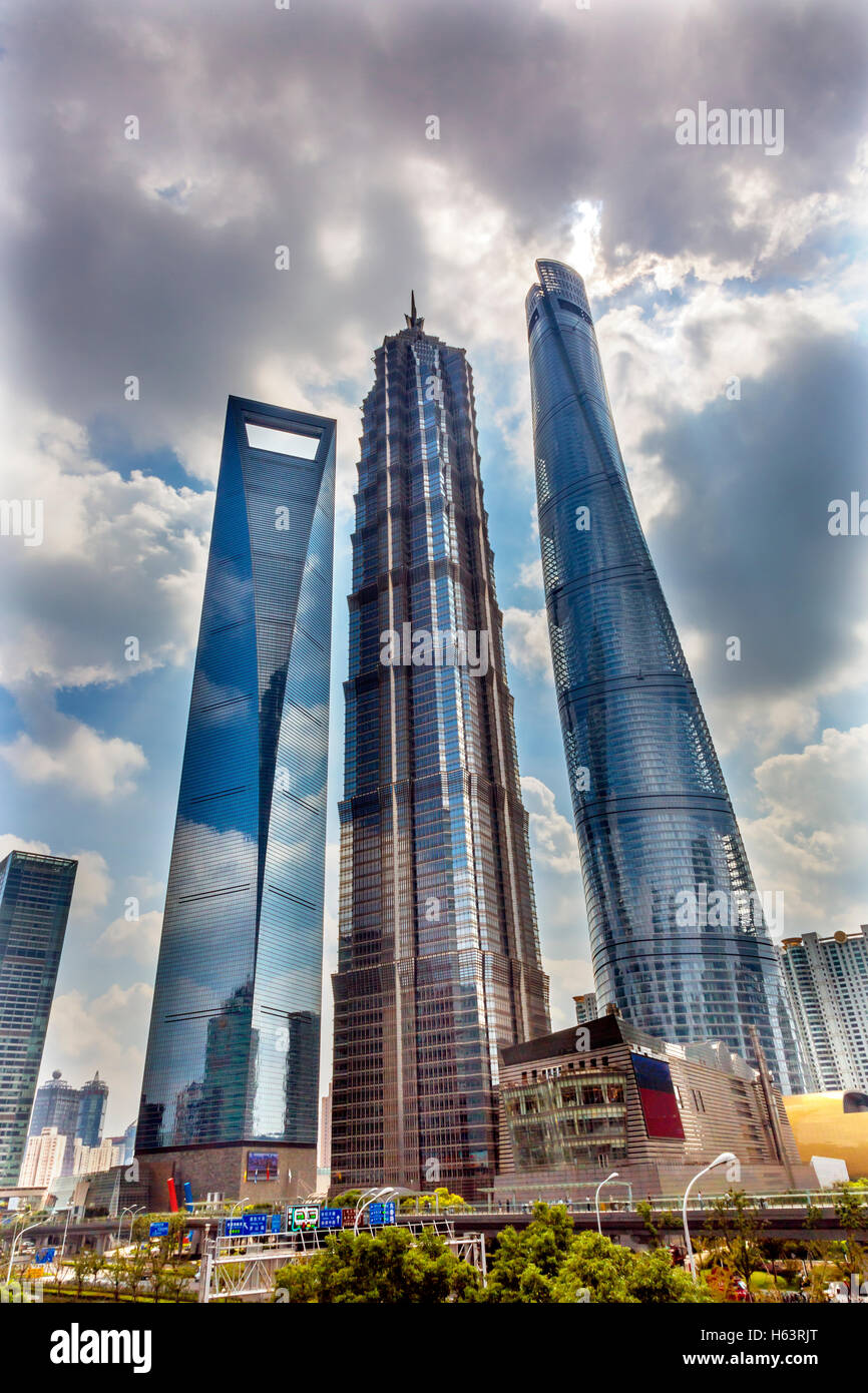Drei Hochhäuser Überlegungen stellen Muster und Designs Liujiashui Financial District Shanghai China. Shanghai Tower Stockfoto
