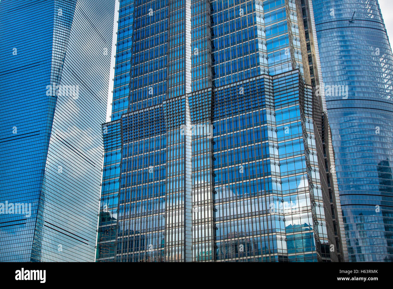 Drei Hochhäuser Überlegungen stellen Muster und Designs Liujiashui Financial District Shanghai China. Shanghai Tower Stockfoto