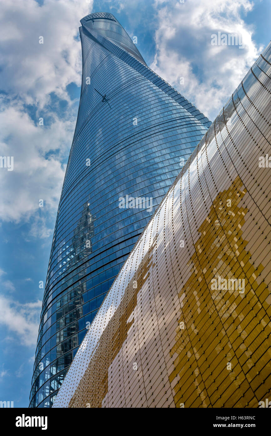 Shanghai Tower Wolkenkratzer Überlegungen stellen Muster und Designs Liujiashui Financial District Shanghai China. Stockfoto