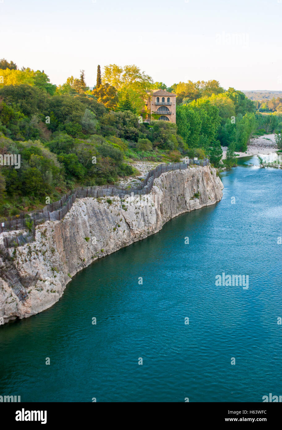 Der Blick auf die felsigen Ufer des Gardon Fluss Fron seine berühmte Brücke Pont du Gard. Stockfoto