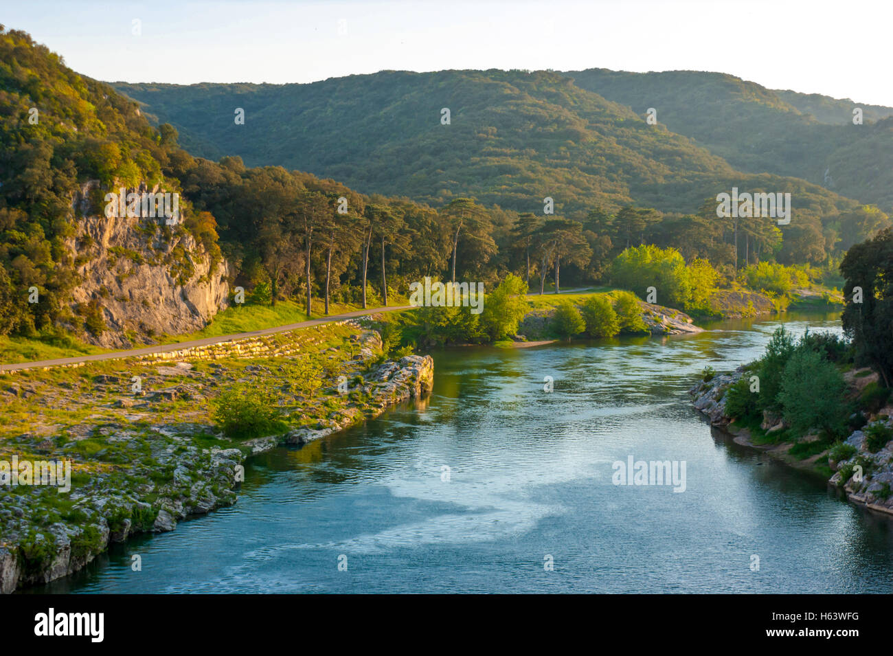 Die wunderschöne Landschaft an den Ufern des Flusses Gardon. Stockfoto