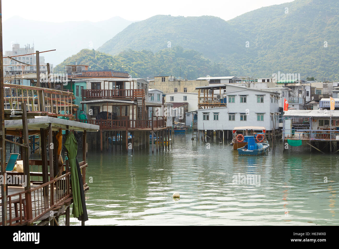 Gemeinschaft der Häuser auf Stelzen über dem Fluss in Tai O, einer unberührten Chinesischen ländlichen Fischerdorf auf der Insel Lantau Hong Kong. Stockfoto