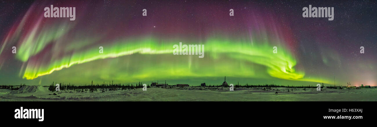 Ein Panorama der Nordlichter über den verlassenen Churchill-Rakete Bereich Churchill Manitoba auf eine aktive Nacht der Aurora auf Stockfoto