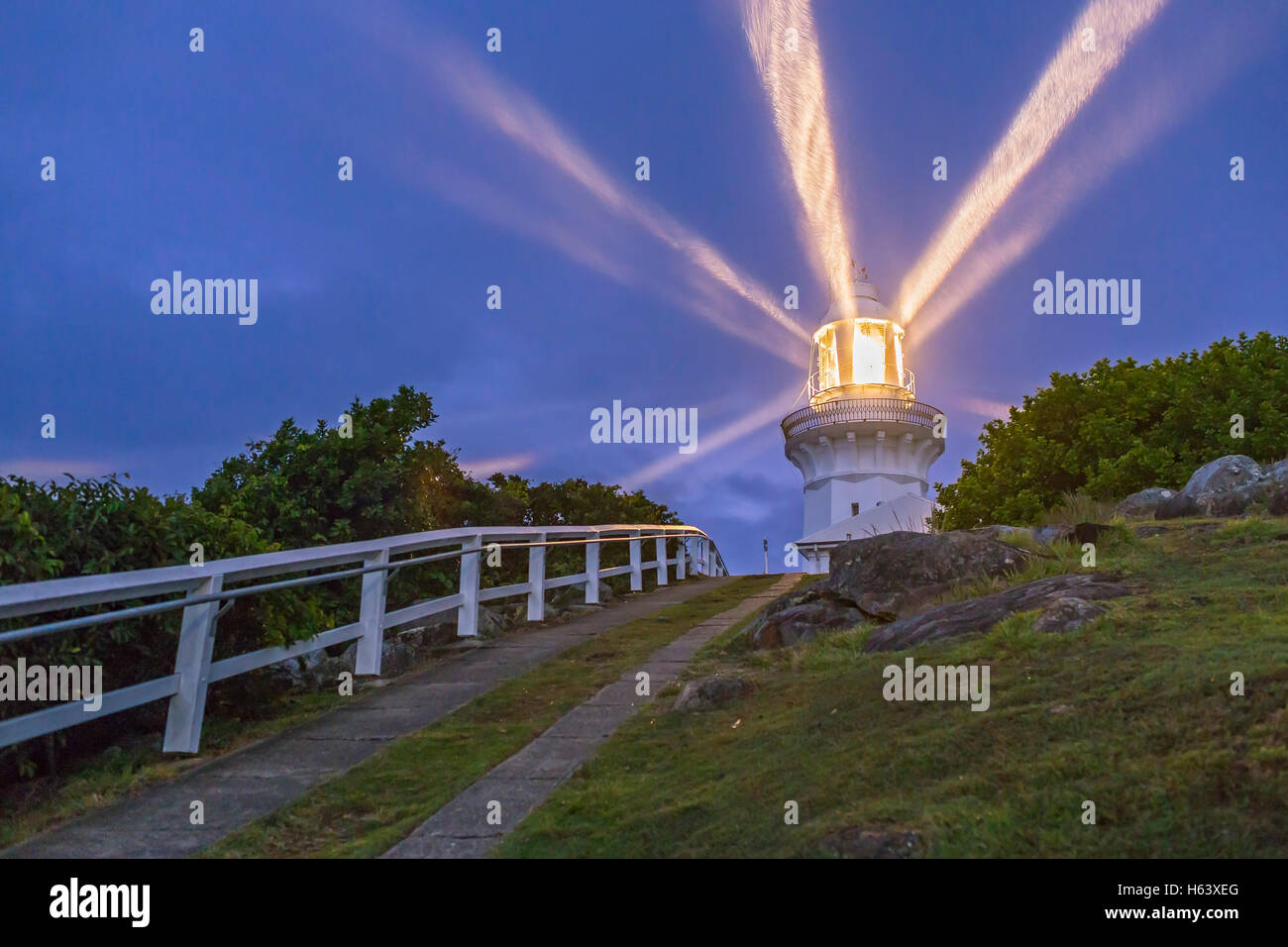Die Smoky Cape Lighthouse mit den Balken in die trüben Abend Dämmerung scheint in der leichten Niederschlag. Dies ist in der Nähe von South West R Stockfoto