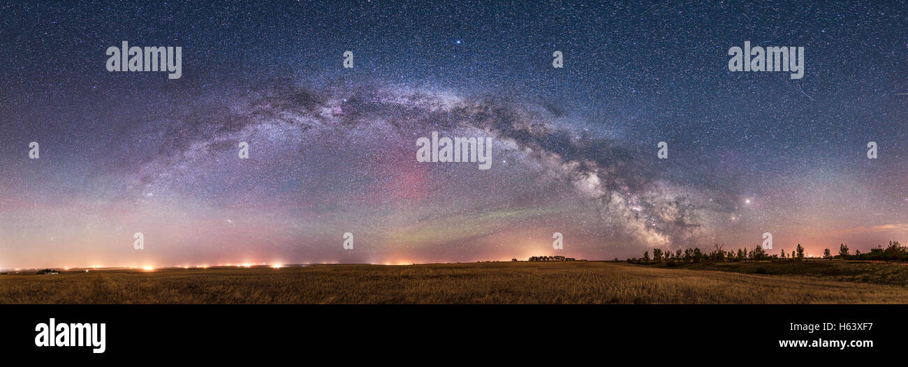 Ein 240° Panorama der Milchstraße auf eine frühe Mainacht in den frühen Morgenstunden um ca. 02:00 mit der Milchstraße steigt im Osten Stockfoto