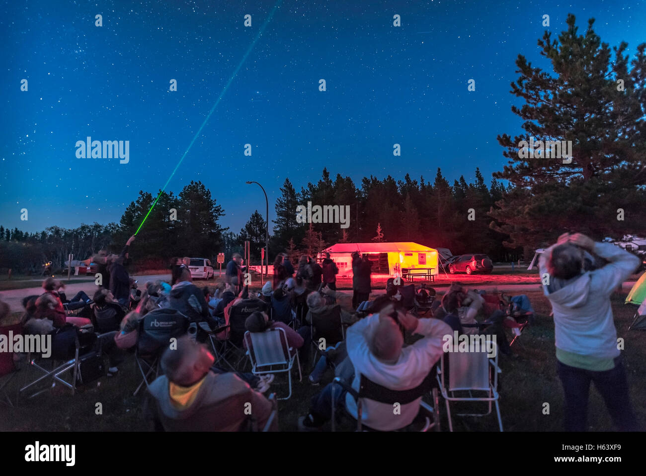 Ron Waldron und Jack Milliken präsentieren eine lasergesteuerte binokulare Sterne Tour auf die Starparty SSSP 2016. Stockfoto
