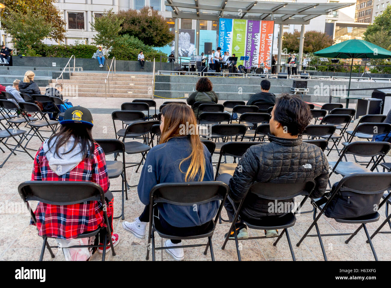 San Francisco, CA, USA, Masse von Menschen, von hinten, gerade kostenloses öffentliches Konzert im Union Square Park, Stockfoto
