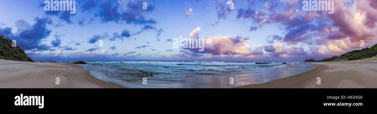 Ein Panorama des Sonnenuntergangs Himmels an Ulrich Strand an Nambucca Heads, NSW, Australien.   Dies ist ein 13-Sektion Panorama, ein Bild pro s Stockfoto