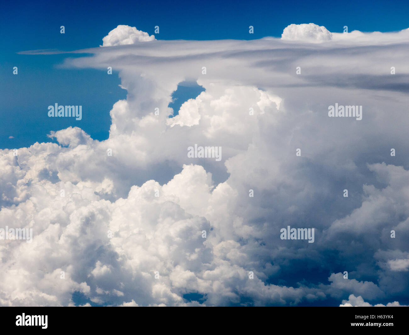 verschiedenen Wolkenformationen aus der Luft gesehen Stockfoto