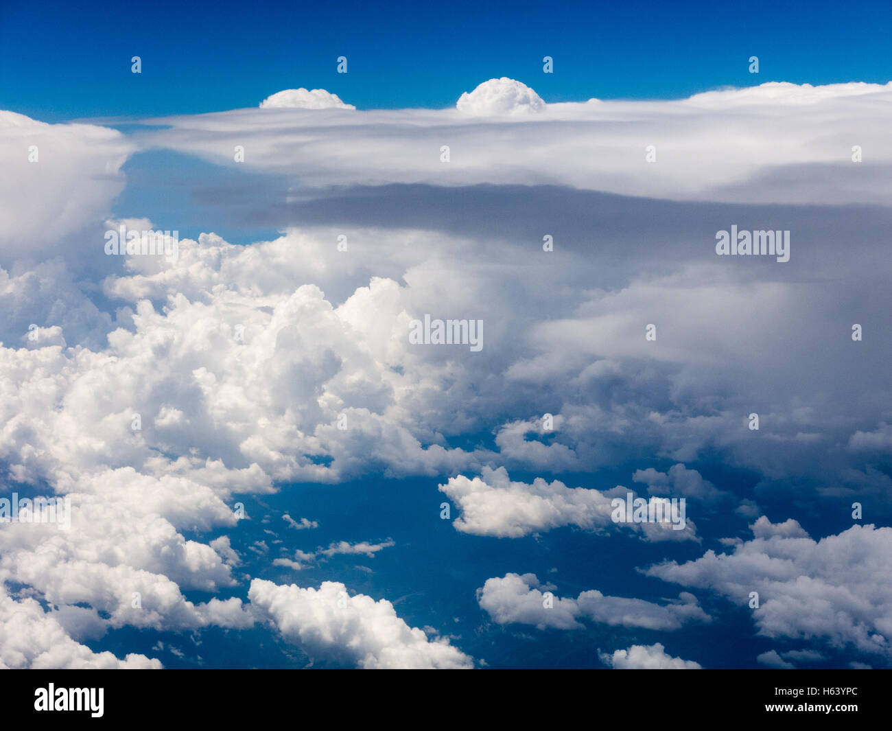verschiedenen Wolkenformationen, die von einem Flugzeug aus gesehen Stockfoto