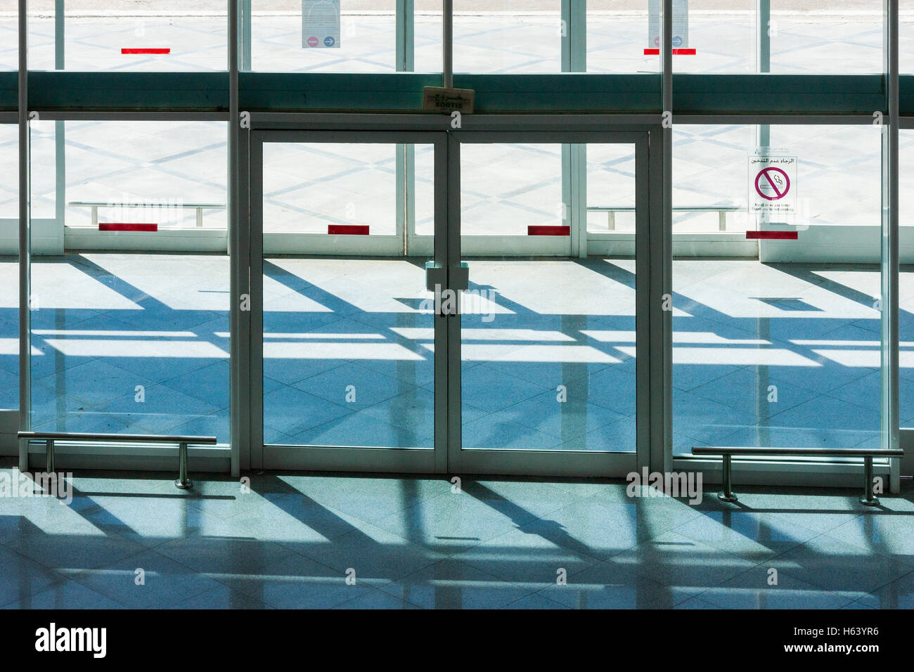 Flughafen-Eingang ohne Personen Stockfoto