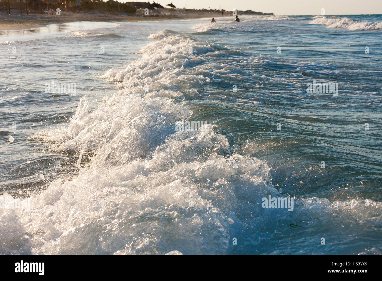 Wellen brechen Mittelmeer Küste von Tunesien Stockfoto