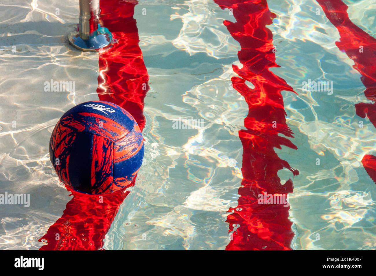 rot-weiß gestreiften Schwimmbad Schritte Stockfoto