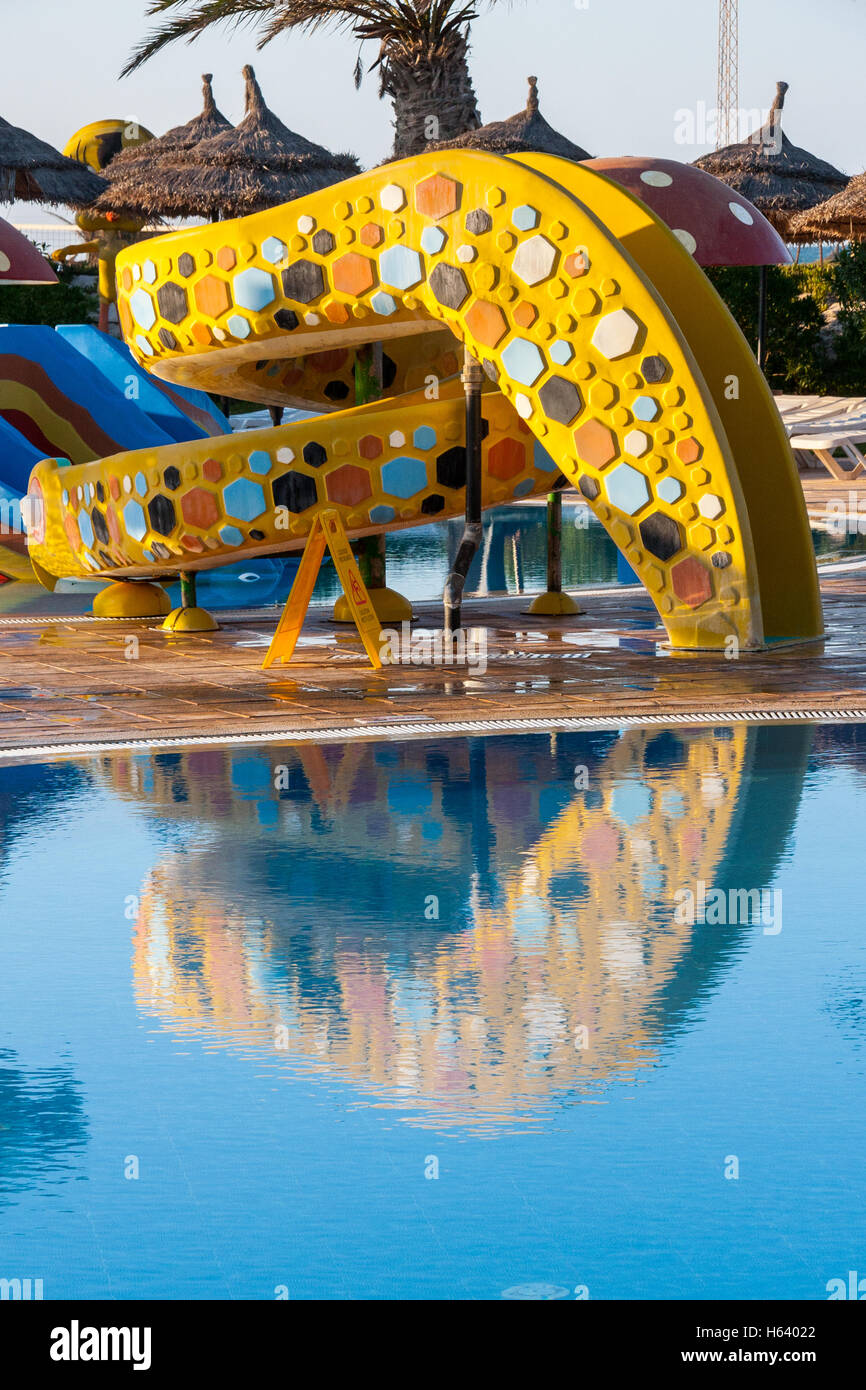 des Kindes Wasserrutsche im Schwimmbad Stockfoto