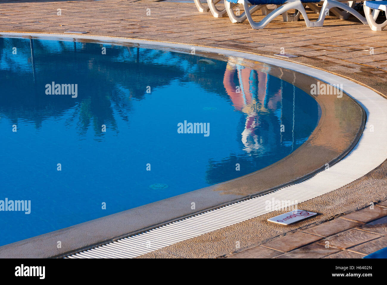 Detail der Swimmingpool des Hotels mit Clown Dusche Reflexion Stockfoto