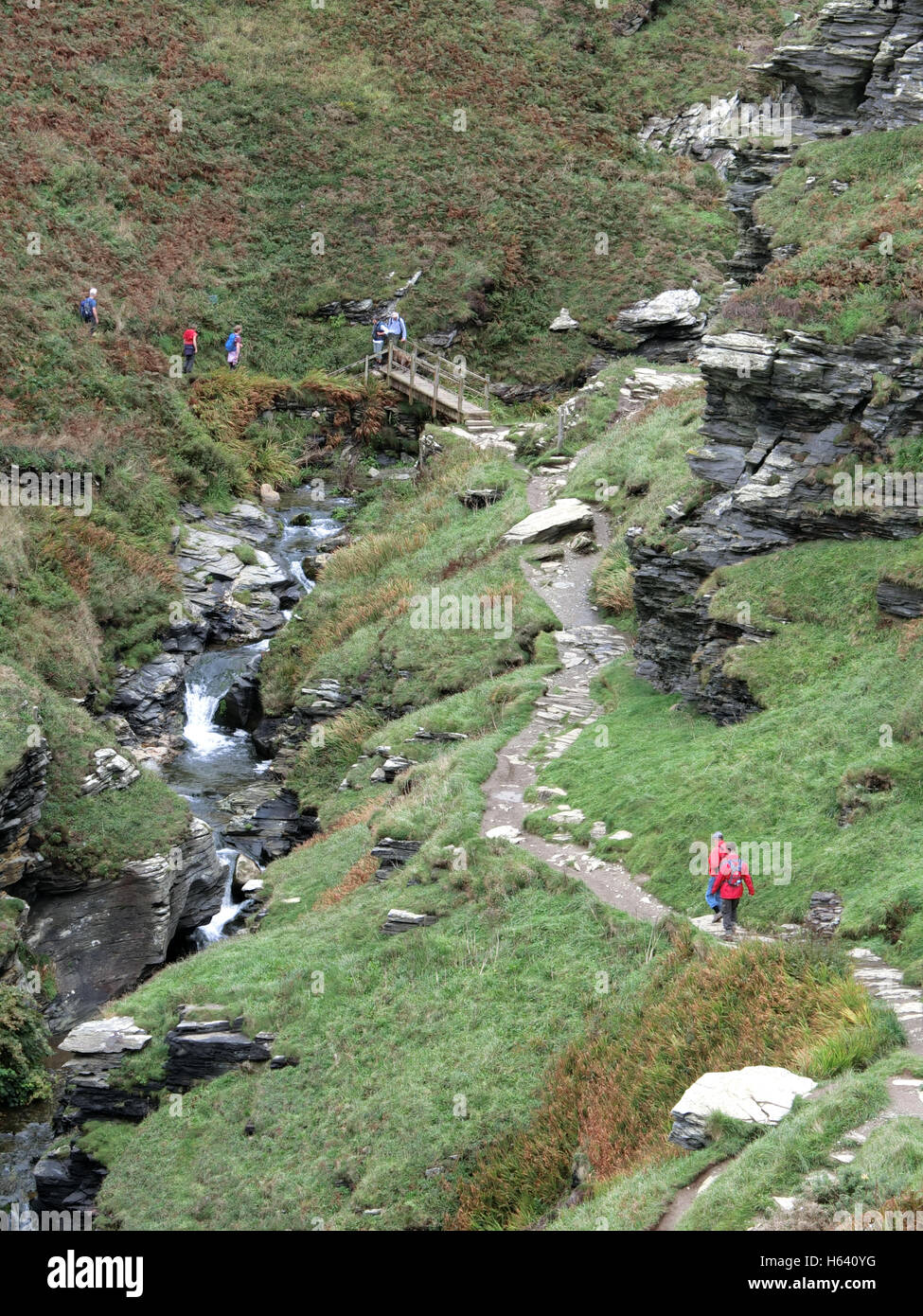 Wanderer im Felsental, St. Nectan Glen, Cornwall, England, Vereinigtes Königreich Stockfoto