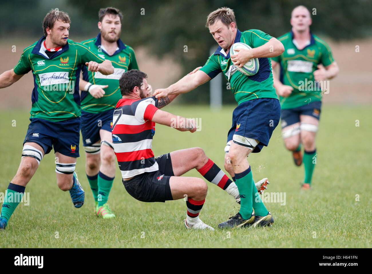 NDRFC 1. XV Vs Frome RFC 1st XV - Dorset, England. NDRFC Spieler aus Tackler auf den Boden werfen. Stockfoto