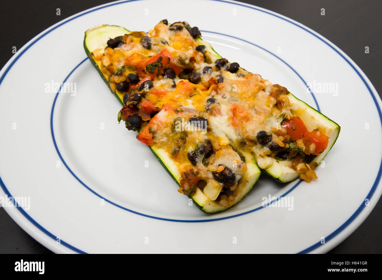 Mexikanische Zucchini Burrito Boote, fleischlose Mahlzeit, Gluten freie Mahlzeit, Stockfoto