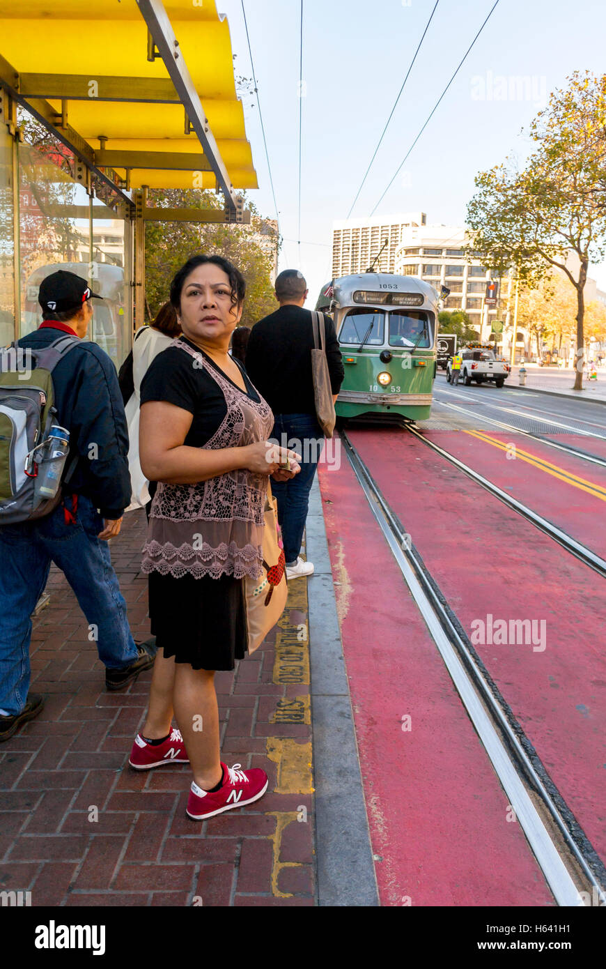 San Francisco, CA, USA, asiatische Gritty Frau warten alte Street Car, VIntage Trolley, Straßenszenen, Bahnhof Stockfoto