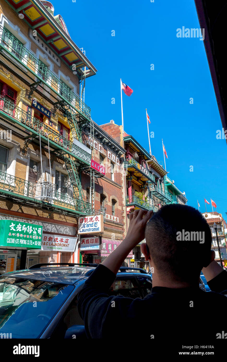 San Francisco, CA, USA, Straßenszenen, Mann, der Bilder von hinten macht, städtische Mietshäuser, Chinatown, tagsüber, schlechte Nachbarschaft usa Stockfoto