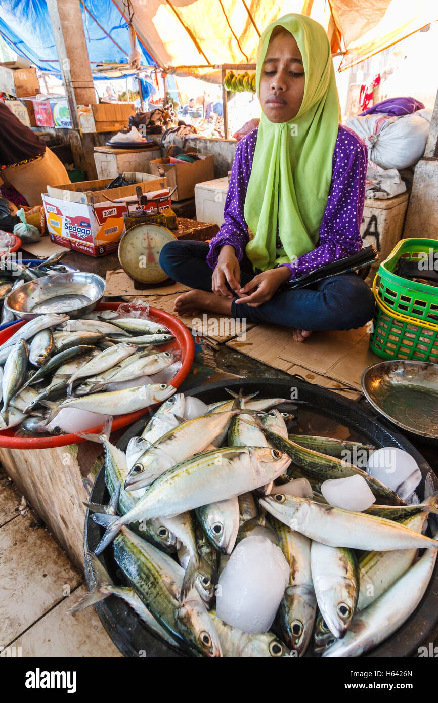 Junge Frau in ein Fischmarkt. Stockfoto