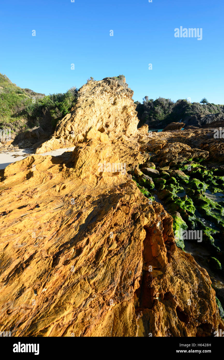 Blick auf Kissen Lava. Dieser rock Form ist sehr oft das Ergebnis von unterseeischen Vulkanausbrüchen. Narooma Surf Beach, New South Wales, NSW, Australien Stockfoto