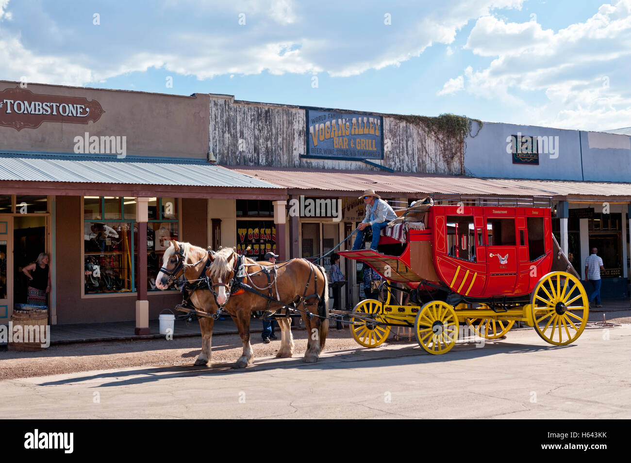 Tombstone, Arizona, eine rote Postkutsche im Zentrum der Stadt. Stockfoto