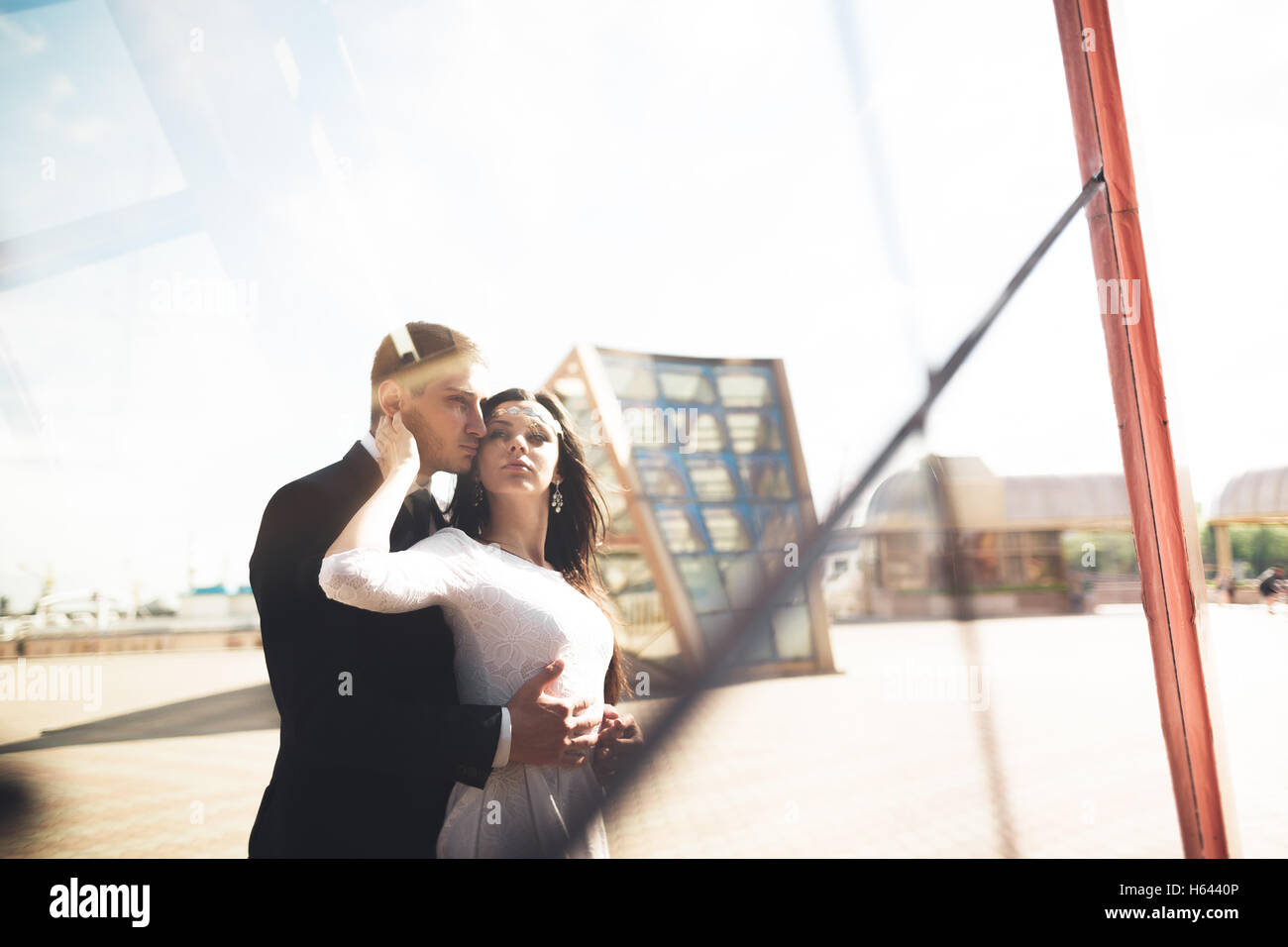 Stilvolle liebende Paar küssen und umarmen in der Nähe von modernen Gebäude Stockfoto