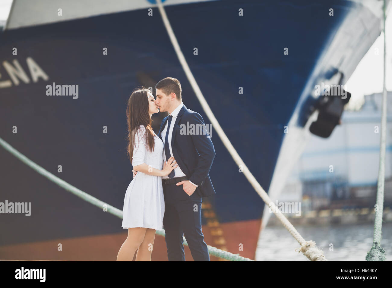 Glückliche Braut und Bräutigam in der Nähe von Schiff umarmt Stockfoto