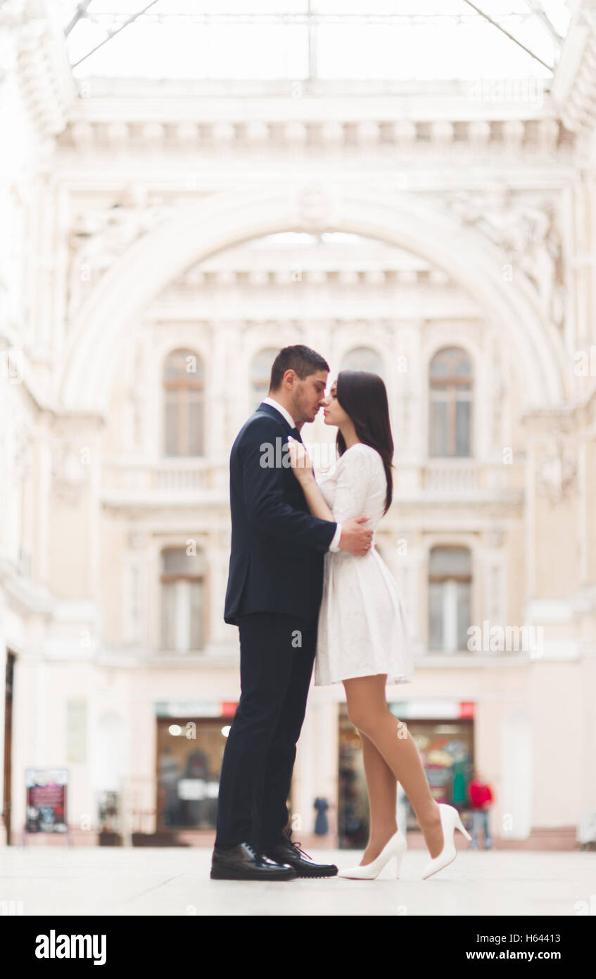 Liebespaar posiert in der Altstadt Stockfoto