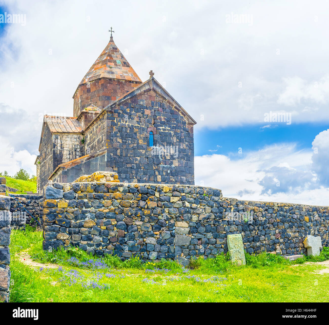 Die massiven Stein Zaun vor Kirche Surp Arakelots (Heiligen Apostel) in Sevanavank Kloster, Sevan, Armenien. Stockfoto