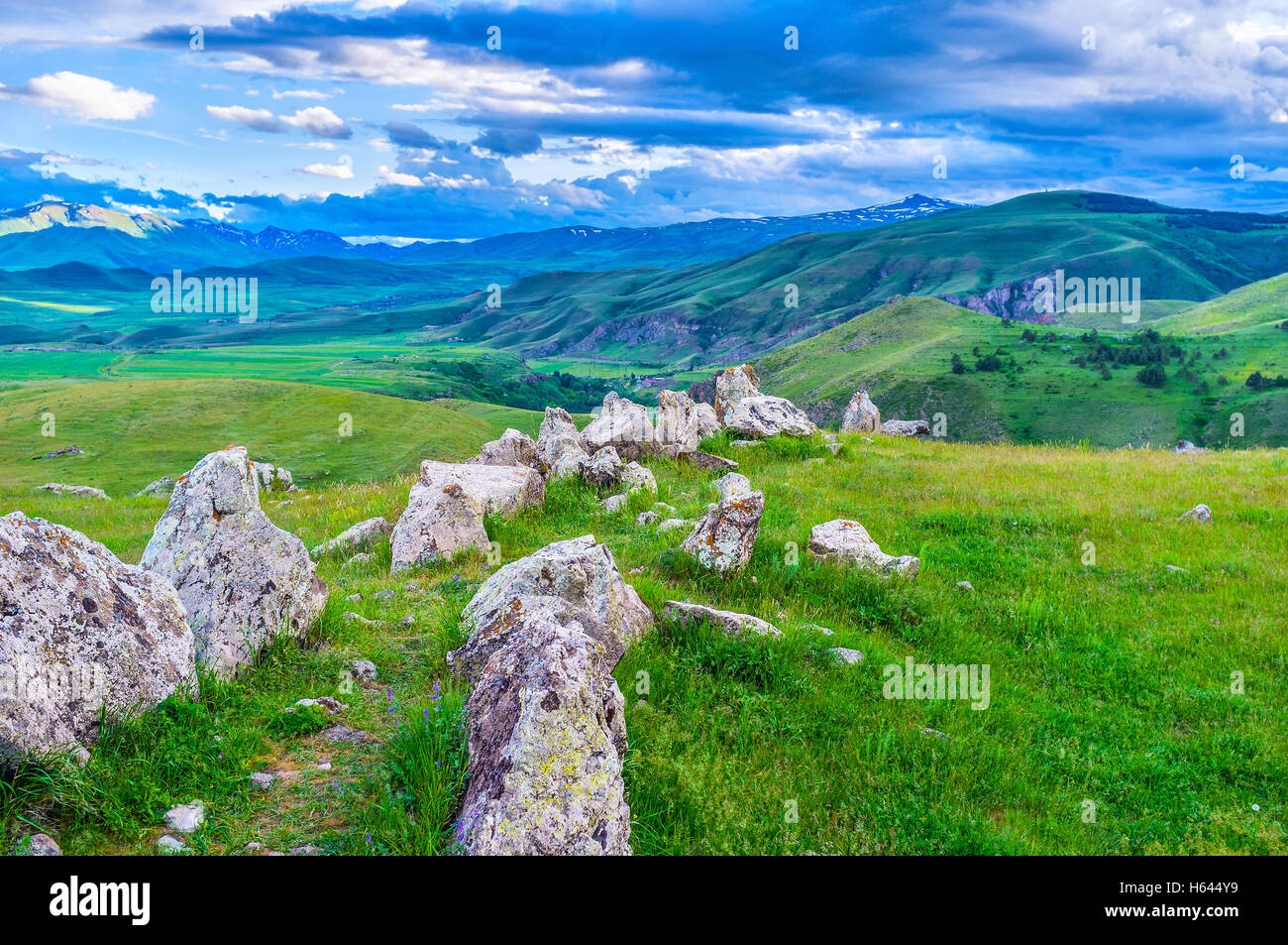 Der Pfad unter der steinernen Gasse Zorats Karer oder Carenish archäologische Stätte in Provinz von Syunik, Armenien. Stockfoto
