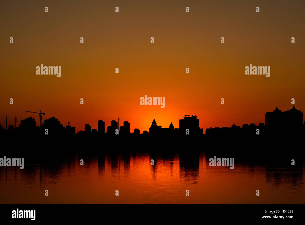 Silhouette von Gebäuden bei Sonnenuntergang in Metro City. Konzept und Idee Bild. Stockfoto