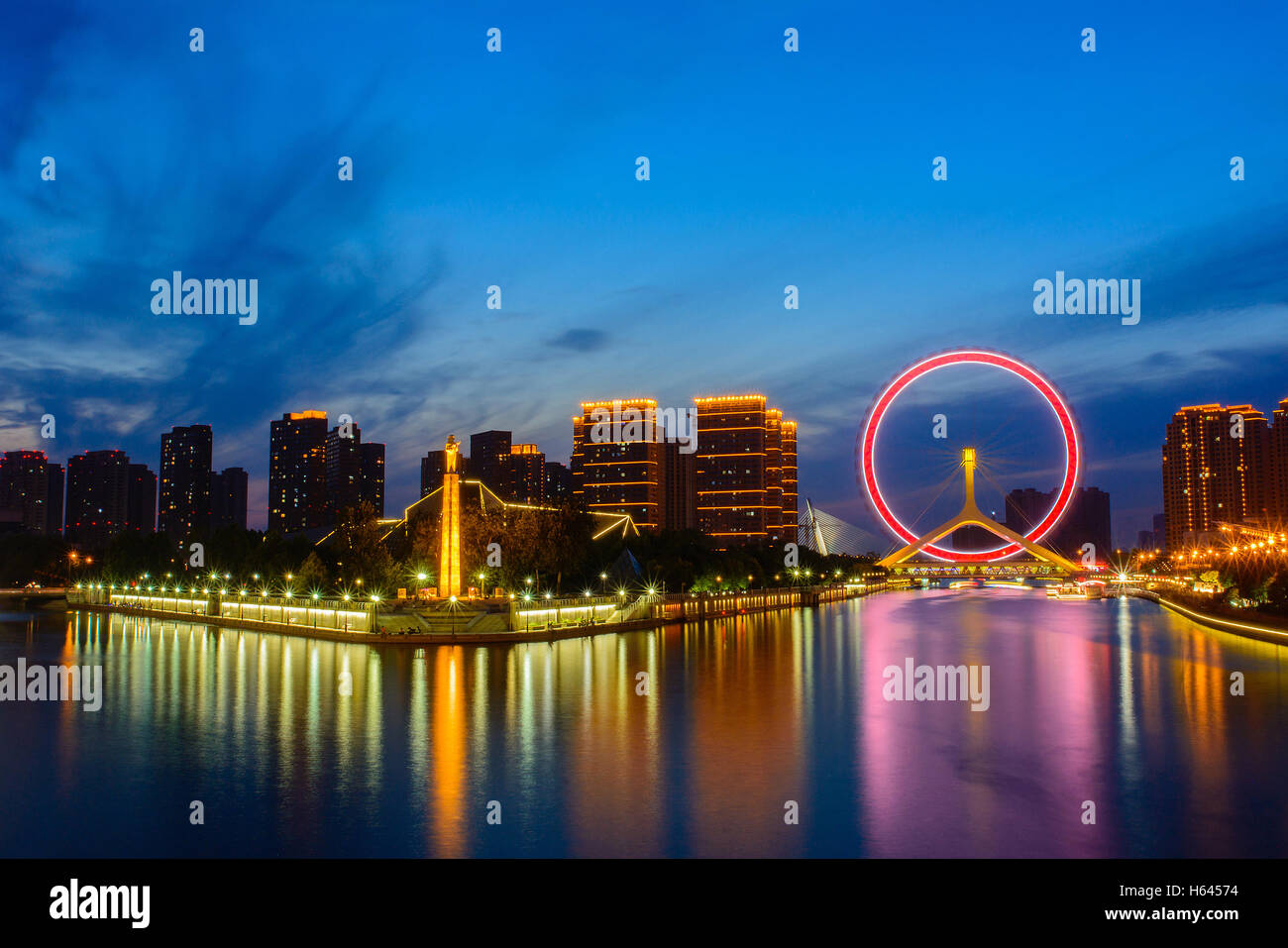 Nacht-Szene Stadtbild von Tianjin Riesenrad, Tianjin Augen in der Zeit der Dämmerung. Modernste und beliebteste Sehenswürdigkeit in Tianjin Stadt. Stockfoto
