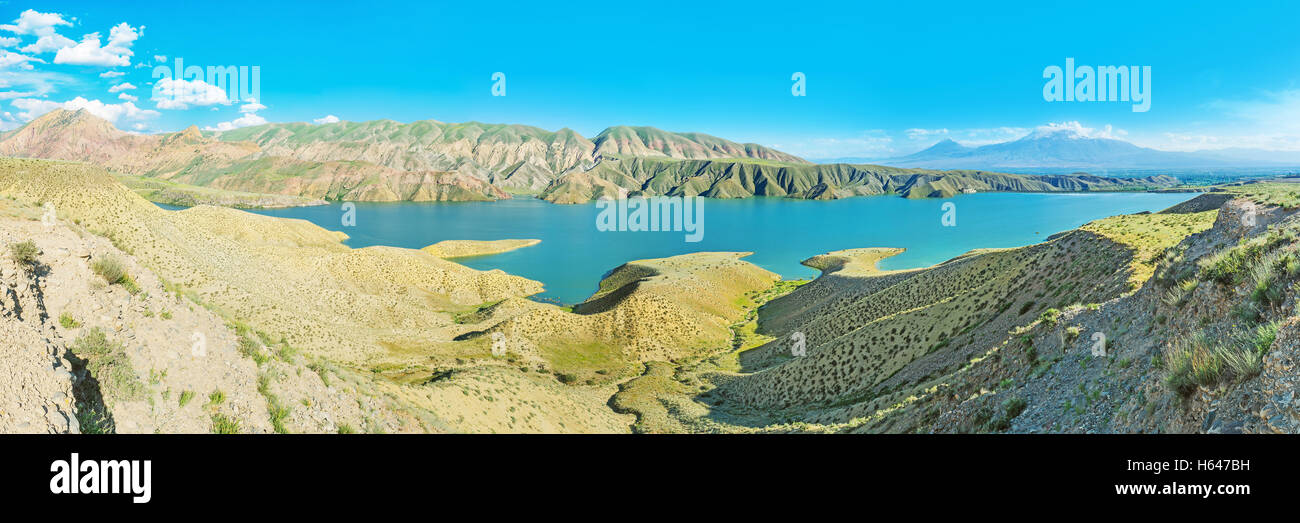 Die malerische eingerückt Ufer des Azat Reservoir mit Mount Ararat im Hintergrund, Armenien. Stockfoto