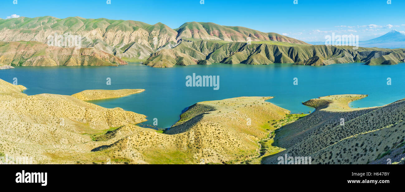 Die faltigen Berge und zerklüfteten Ufer des Stausees Azat macht die Landschaft surreal, Provinz Ararat, Armenien. Stockfoto