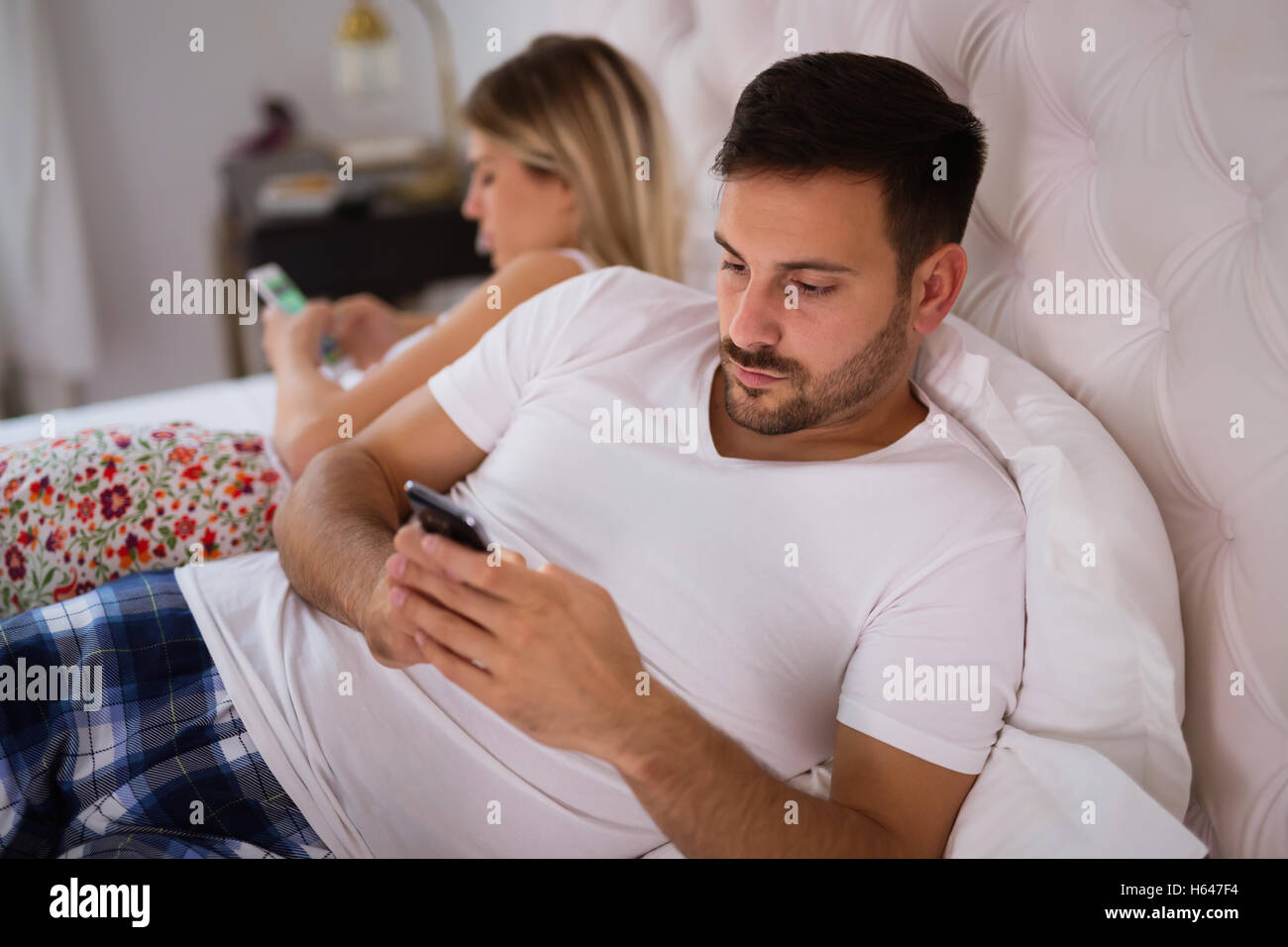 Smartphone-Besessenheit verursachen Probleme in der Ehe Stockfoto